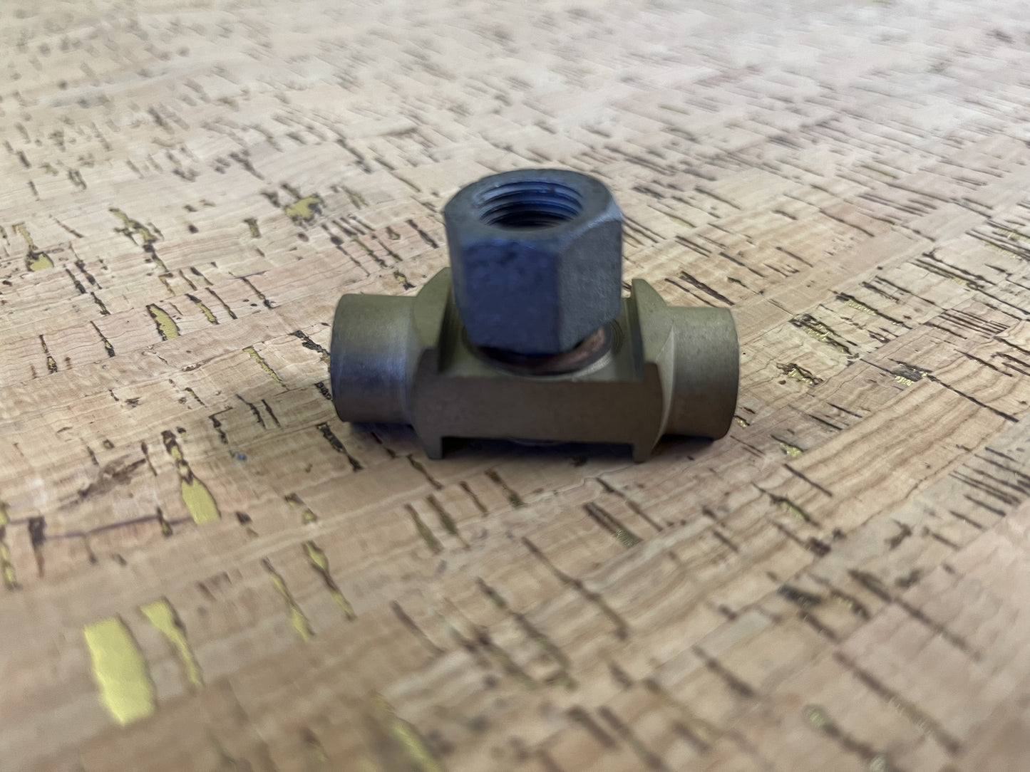 OEM IH L/R Series Brake Line Junction Block and Banjo Bolt - SFJJ2T0115