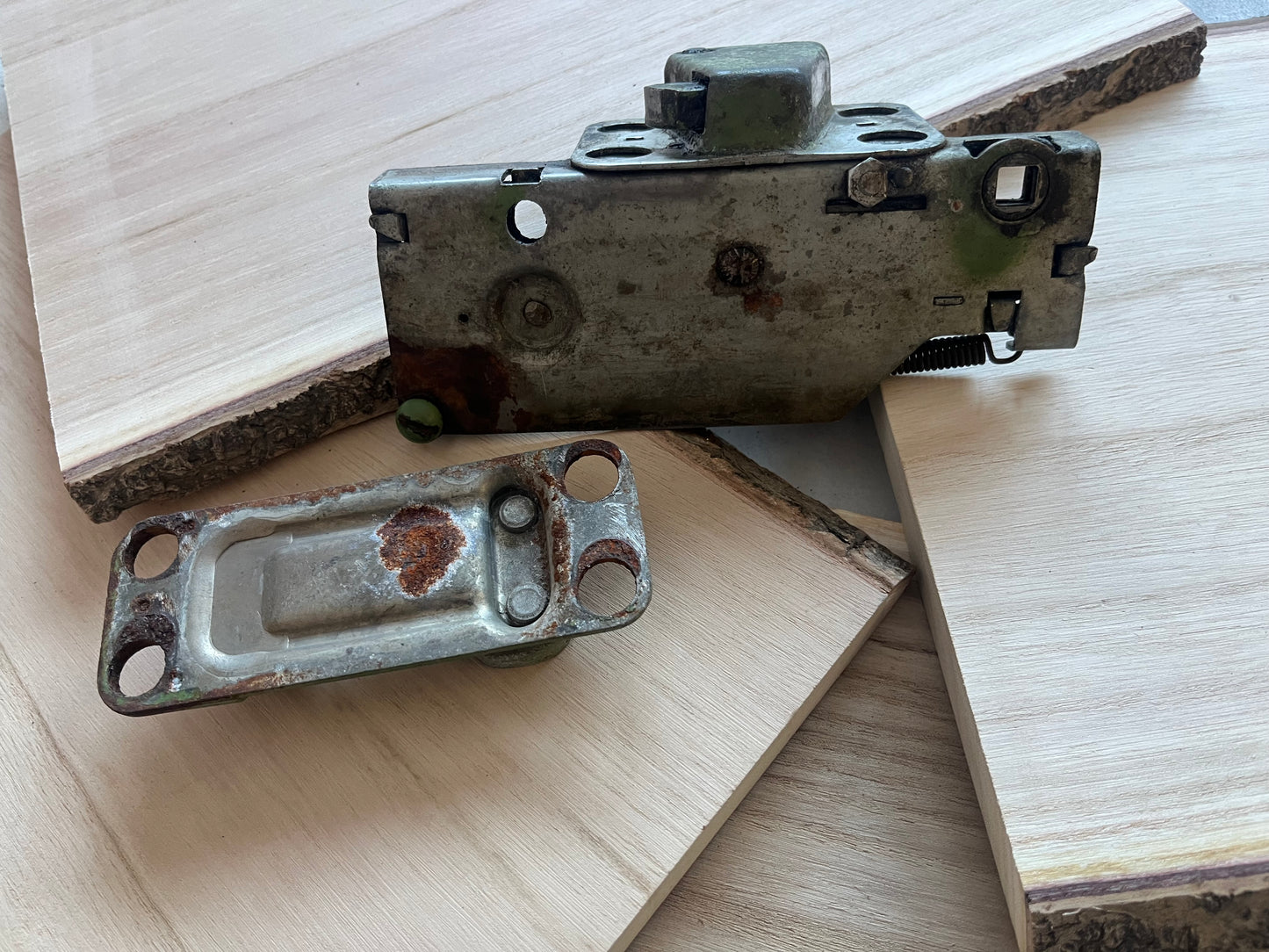 OEM IH L/R Series Latch and Striker Set - (Driver's Side) - SFJJ2T0120