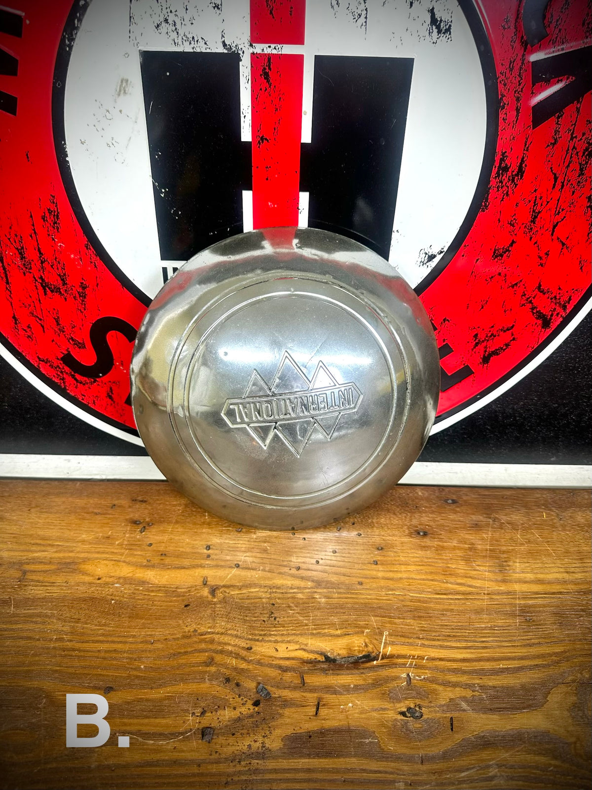 OEM IH L Series Hubcaps. (SILVER DIAMOND LOGO) 1/2 Ton  - SFJJ2T0095A - SFJJ2T0095E