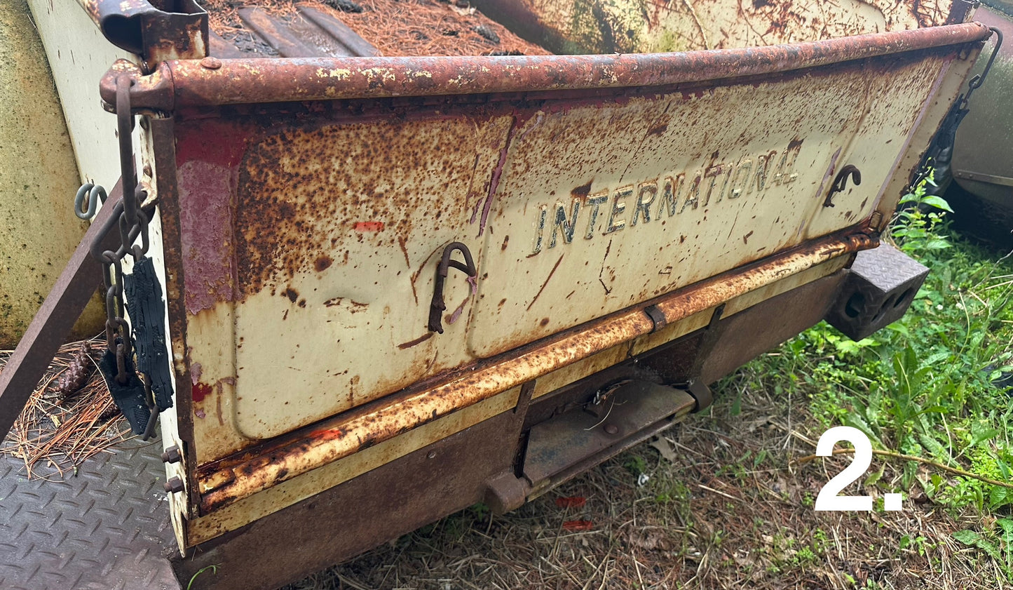 IH L/R/S Series Tailgate (Used) (Assorted) - SFJJ2T0110